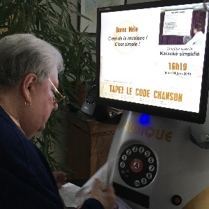 Des bornes musicales pour stimuler les personnes âgées à l'EHPAD de Courtais