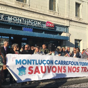 Environ 150 personnes devant la gare pour la défense du train