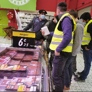 Déployés chez Carrefour à Montluçon, des agriculteurs alertent sur leur situation