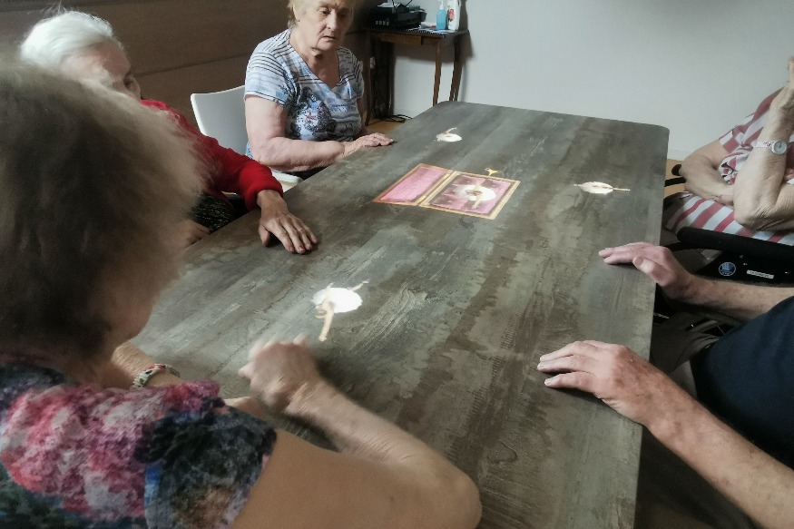 A l'EHPAD La Charité, une table magique pour stimuler les fonctions cognitives des résidents