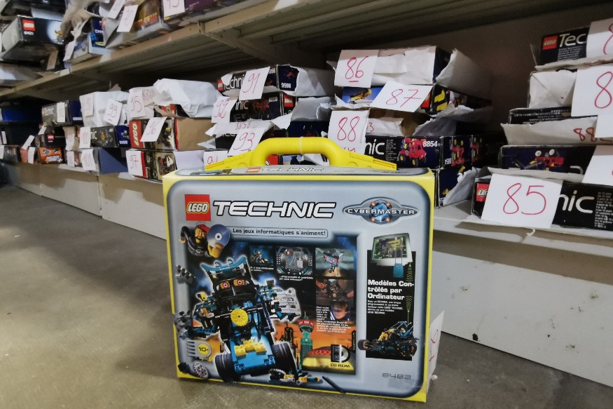 Cent douze boîtes de de Lego© mises en vente aux enchères, samedi, à Montluçon