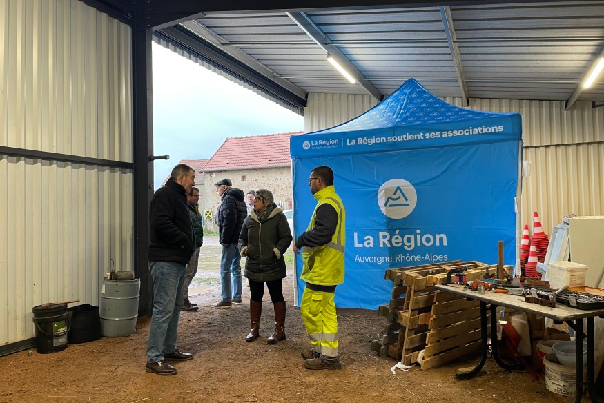 Après les mini-bus aux clubs de sport, la Région distribue des barnums aux petites communes