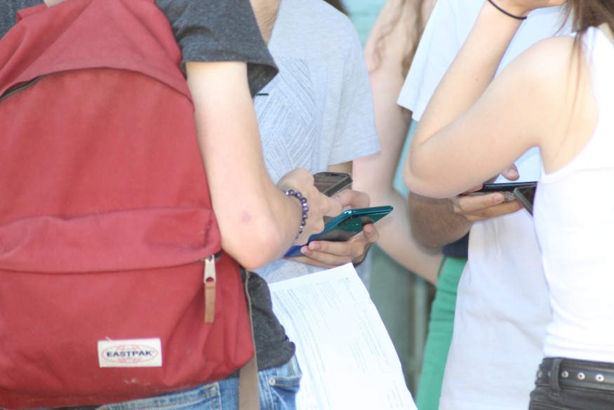 La Région Auvergne Rhône-Alpes va expérimenter des lycées sans téléphone portable