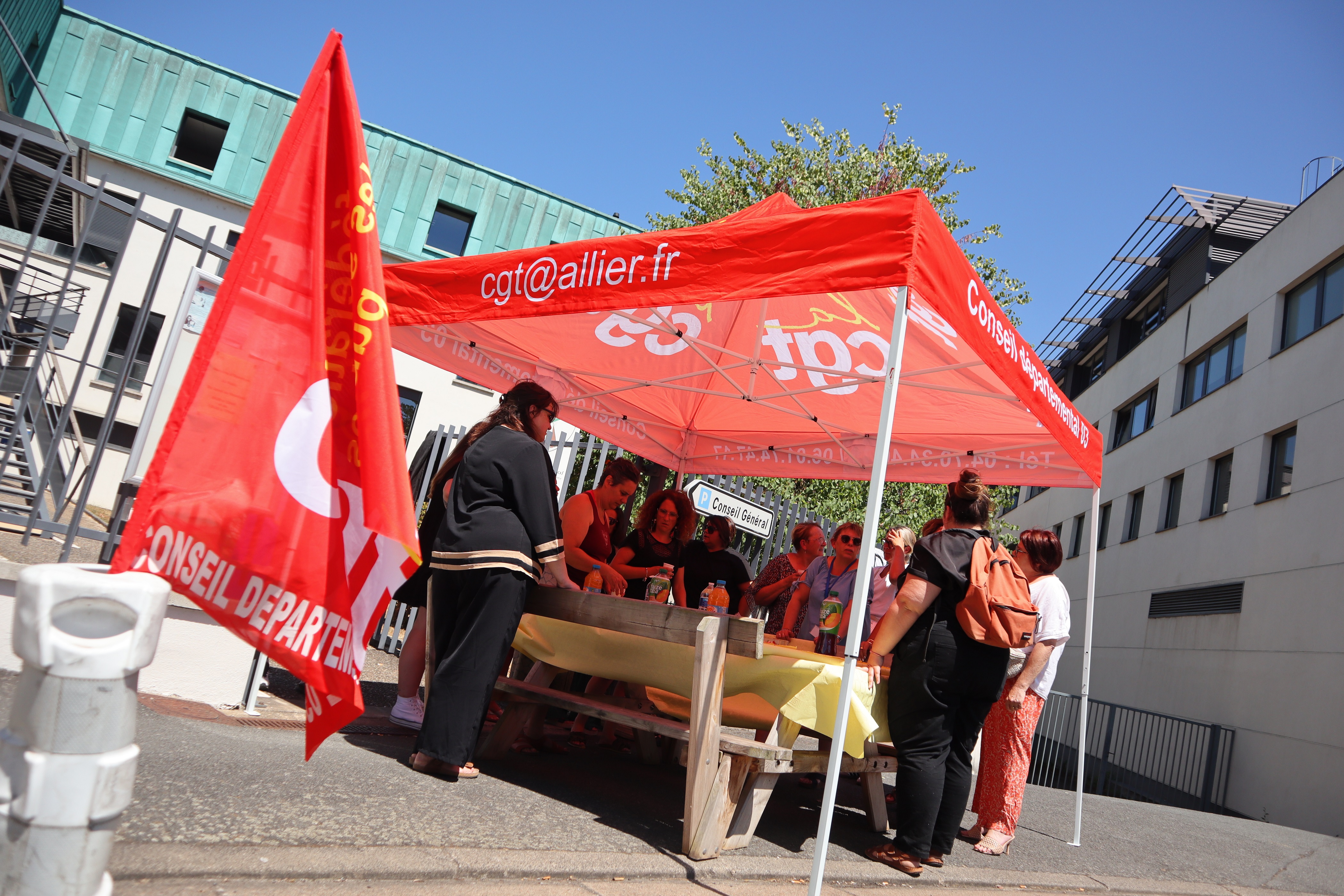 Grève Conseil départemental protection de l'enfance juillet 2025 (3).JPG (2.95 MB)