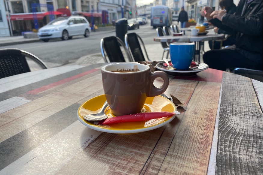 "Il n'y a plus rien de logique" : l'obligation de consommer assis a du mal à passer dans certains cafés montluçonnais