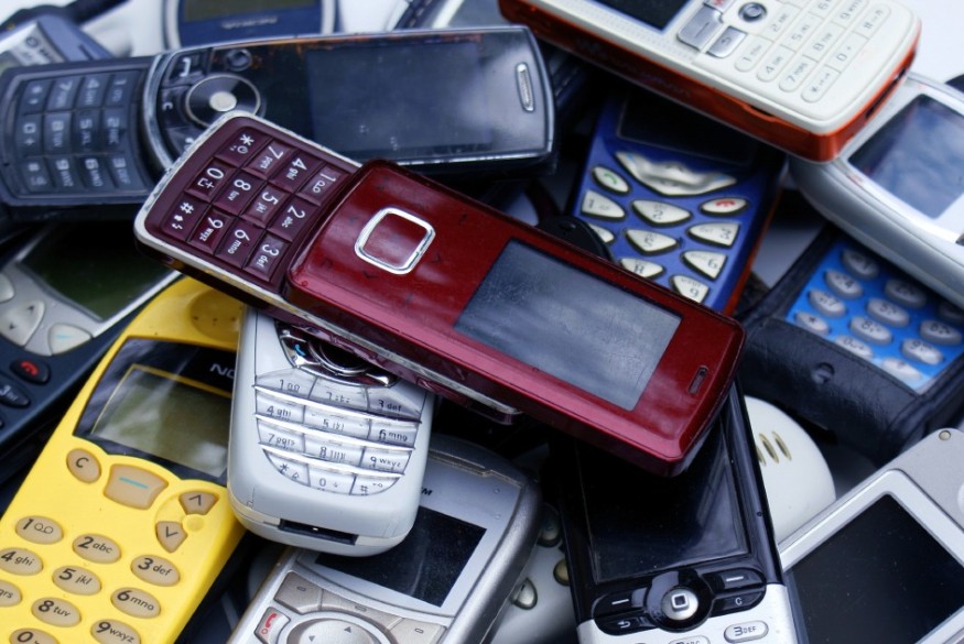 Les associations de maires de l'Allier et Orange lancent une collecte de téléphones mobiles usagés