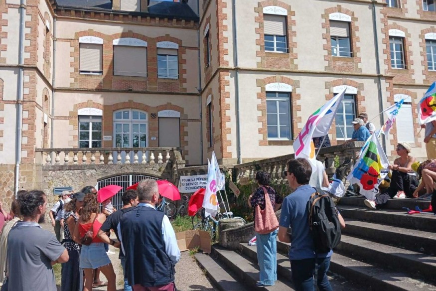 Une cinquantaine de personnes pour dénoncer "les points chauds" de la rentrée dans l'éducation nationale