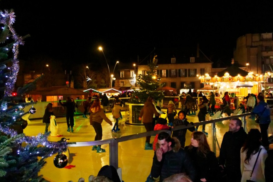 Le village de Noël de Montluçon de retour place Jean-Jaurès.... avec un carrousel