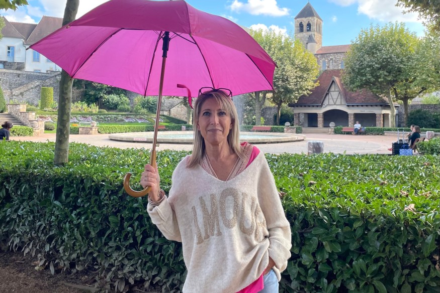 Parapluies, boucles d'oreille... Des accessoires roses en vente pour Octobre rose