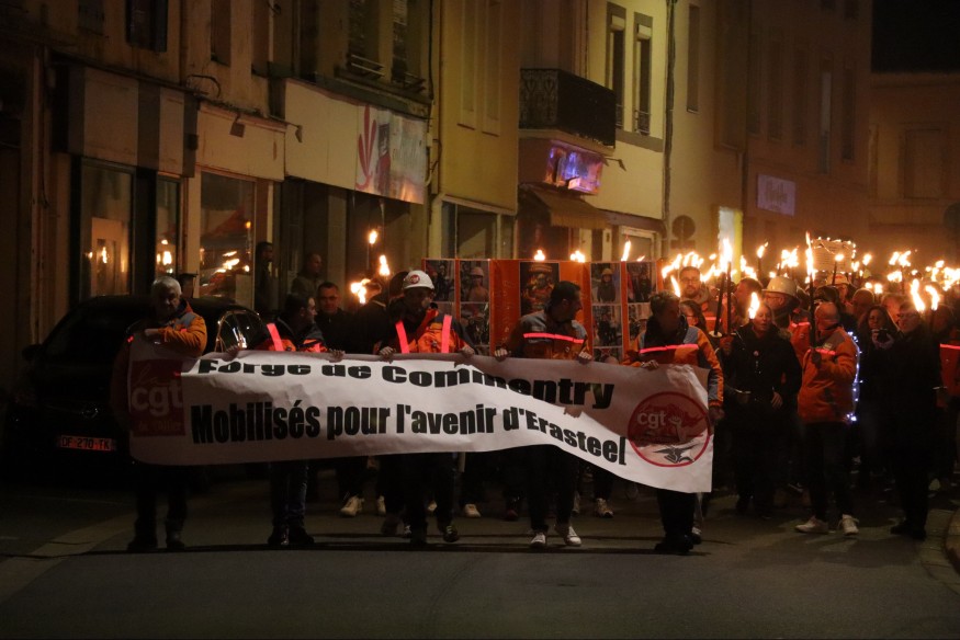 Des centaines de flambeaux allumés dans les rues de Commentry pour la défense d'Erasteel
