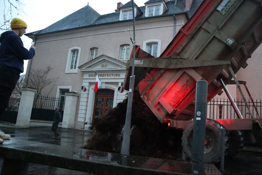 "On en a marre des promesses" : on vous explique l'action visible et bruyante d'une cinquantaine d'agriculteurs à Montluçon
